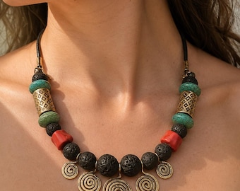 Tribal statement ketting met lavasteen, turkoois en rode koraalkralen, etnische boho choker, messing spiraal hanger sieraden,
