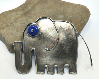 Un éléphant une broche