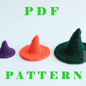 Puede incluir: Tres sombreros de bruja de ganchillo en morado, naranja y verde. Los sombreros son de diferentes tamaños, con forma cónica y ala ancha. La palabra "PDF" está encima de los sombreros y la palabra "PATTERN" debajo.