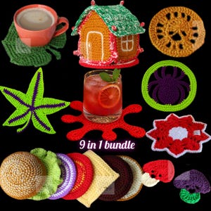 Könnte beinhalten: Eine Sammlung von neun handgefertigten Häkelartikeln, darunter Untersetzer und eine hausförmige Teewärmer. Die Untersetzer weisen verschiedene Designs auf, wie ein Blatt, einen Stern, eine Spinne und eine Blume. Der Text "9 in 1 bundle" ist sichtbar.