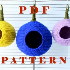 Peut inclure: Trois nacelles suspendues crochetées de forme sphérique en jaune, bleu et violet clair, chacune dotée d'une ouverture circulaire et d'une boucle supérieure en forme de tige verte. Le texte PDF PATTERN est affiché en lettres rouges.