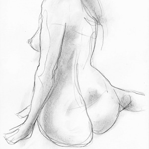 Puede incluir: Un boceto a lápiz de una figura sentada, vista desde atrás. El dibujo enfatiza las curvas del cuerpo con sombreado y líneas. La figura está sentada con una pierna extendida y la otra doblada.