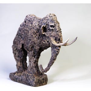 Escultura de arcilla y papel maché: Pequeño Mamut de Lionel Le Jeune, una obra única de estatuilla expresionista prehistórica.