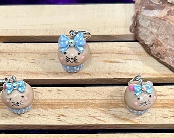 Mouse Cupcake Charm with Lobster clasp.Kwai