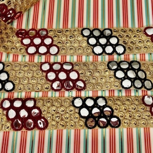 Bordo a specchio nero, rosso e oro! Perfetto per la decorazione di eventi, l'artigianato, il cucito, la tappezzeria, i gioielli, i cappelli, la copertina di diari, le trapunte, le borse!