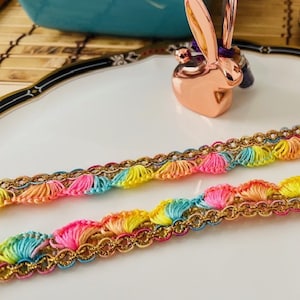 Dentelle arc-en-ciel tissée avec des fils de couleur or et pastel. Parfait pour le bricolage, la couture, la tapisserie d'ameublement, la bijouterie, la fabrication de chapeaux, la tenue d'un journal et bien plus encore !