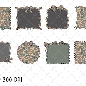 Könnte beinhalten: Eine Auswahl von acht dekorativen Rahmen mit einem Tarnmuster in Braun-, Grün- und Beigetönen. Einige Rahmen haben eine einfarbige graue Mitte, während andere das Tarnmuster durchgehend aufweisen. Jeder Rahmen ist mit einer Schleife verziert.