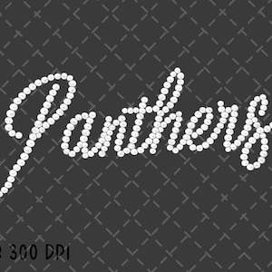 Puede incluir: Texto blanco "Panthers" en escritura cursiva, compuesto por pequeños círculos, sobre un fondo gris oscuro con un sutil patrón de diamantes. El texto está en un estilo cursivo. La imagen también incluye el texto "PNG 300 DPI".