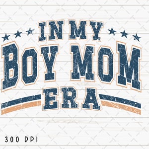 En la era de mi mamá, PNG, Varsity MAMA PNG, Sublimación del día de la madre, Boy Mama PNG, Boy Mom PNG, Diseño de camiseta de mamá, Descarga digital