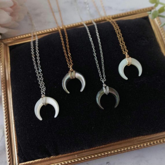 crescent moon マザーオブパールネックレス white Mahina moon 