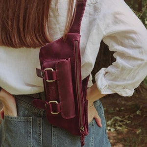 Sac banane en cuir bordeaux | Sac à bandoulière ceinture utilitaire pour femmes | Sac de taille de voyage | Cadeau de célibataire | Sac à main mains libres