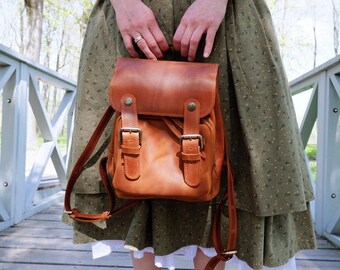 Compact Vintage Tan Leather Backpack for Women - Chic  display picture 2