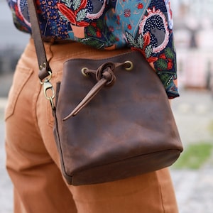 Petit sac seau en cuir à bandoulière - Sac à main à cordon, compact et élégant pour un usage quotidien