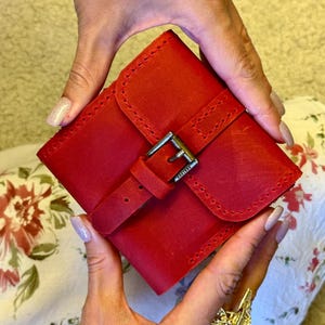 Cartera de cuero roja personalizada: monedero pequeño vintage, un elegante regalo hecho a mano para ella.