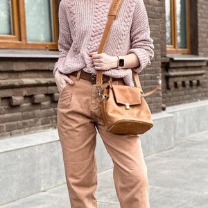 Sac seau à bandoulière en cuir avec cordon de serrage monogrammé pour femme