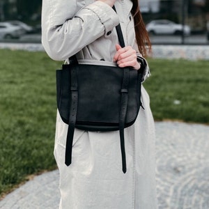 Bandoulière en cuir Crazy Horse fabriquée à la main : sac de selle monogrammé pour femmes