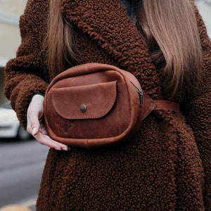 Minimalistische Gürteltasche aus Leder. Kleine Gürteltasche für Damen. Umhängetasche. Kleine Ledergeldbörse