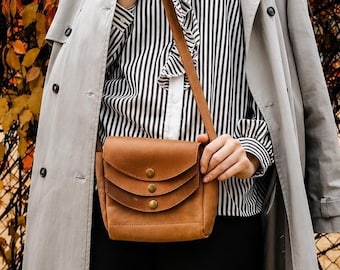 Damen-Umhängetasche aus Leder, personalisierte orangefarbene Lederhandtasche, handgefertigte Schultertasche, kleine Alltagshandtasche, Geschenkidee für Sie