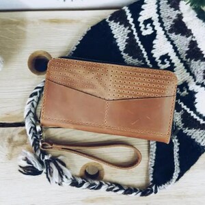 Cartera de cuero vintage: un amplio espacio para el teléfono y para viajes.