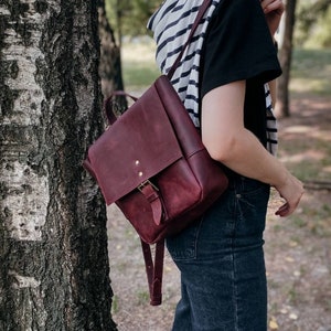 Sac à dos en cuir bordeaux personnalisé | Sac en cuir compact personnalisé | Sac à dos élégant pour femme – Cadeau de Noël unique pour femme.