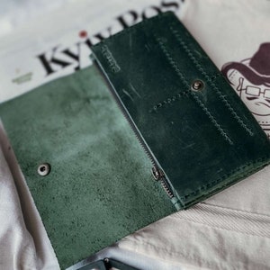 Cartera de cuero verde para teléfono para mujer: billetera plegable personalizada, elegante billetera de cuero grabada con amplio espacio para guardar tarjetas
