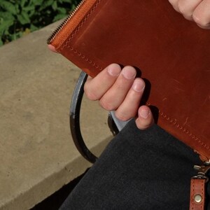 Carteira de couro marrom personalizada – carteira de viagem, carteira grande com zíper, carteira clutch para homens e mulheres