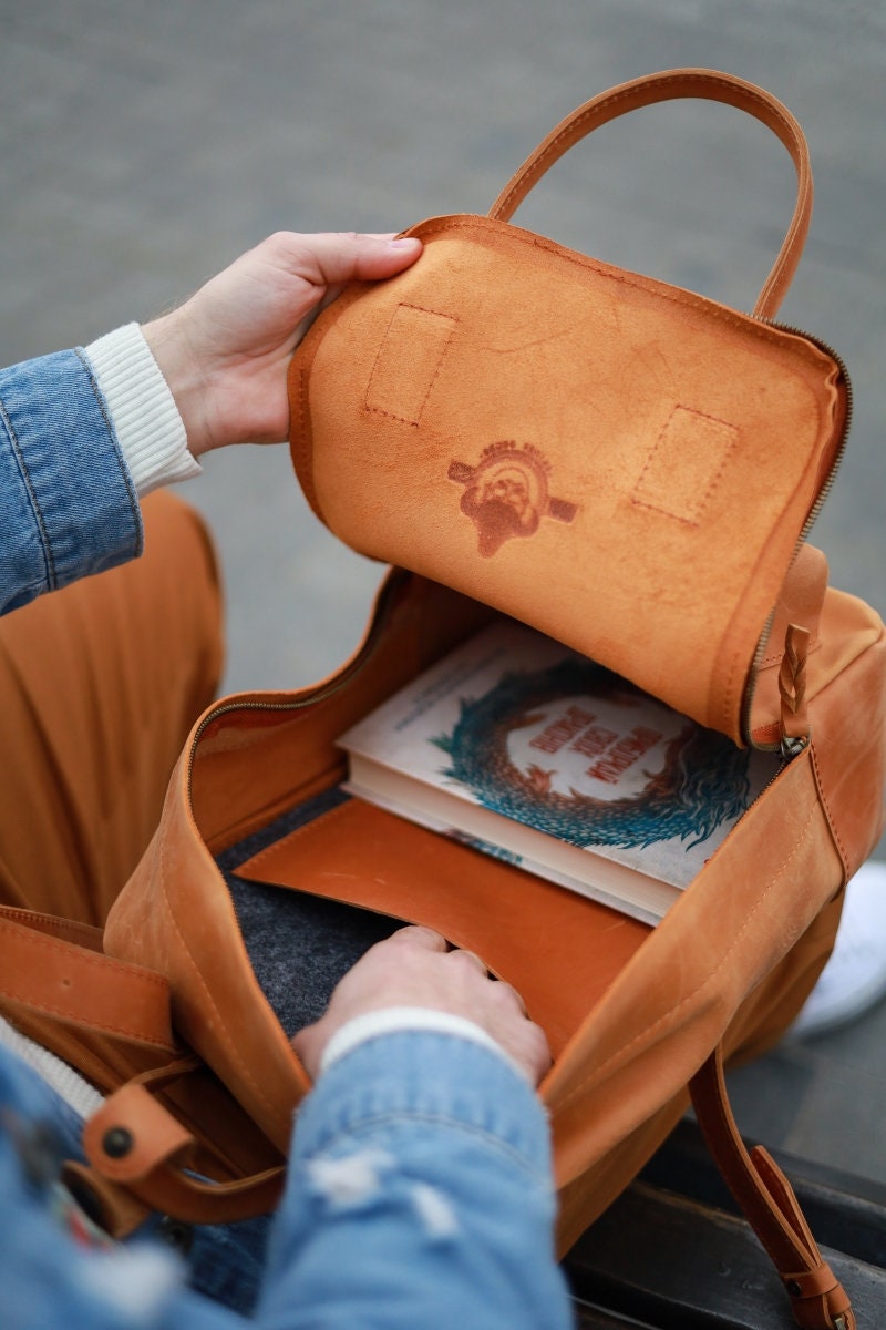 Vintage Camel Personalized Leather Backpack: Handmade Unisex  display picture 1