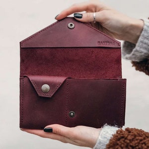 Cartera de piel burdeos personalizada para mujer | Cartera larga para teléfono | Elegante cartera plegable para pasaporte.