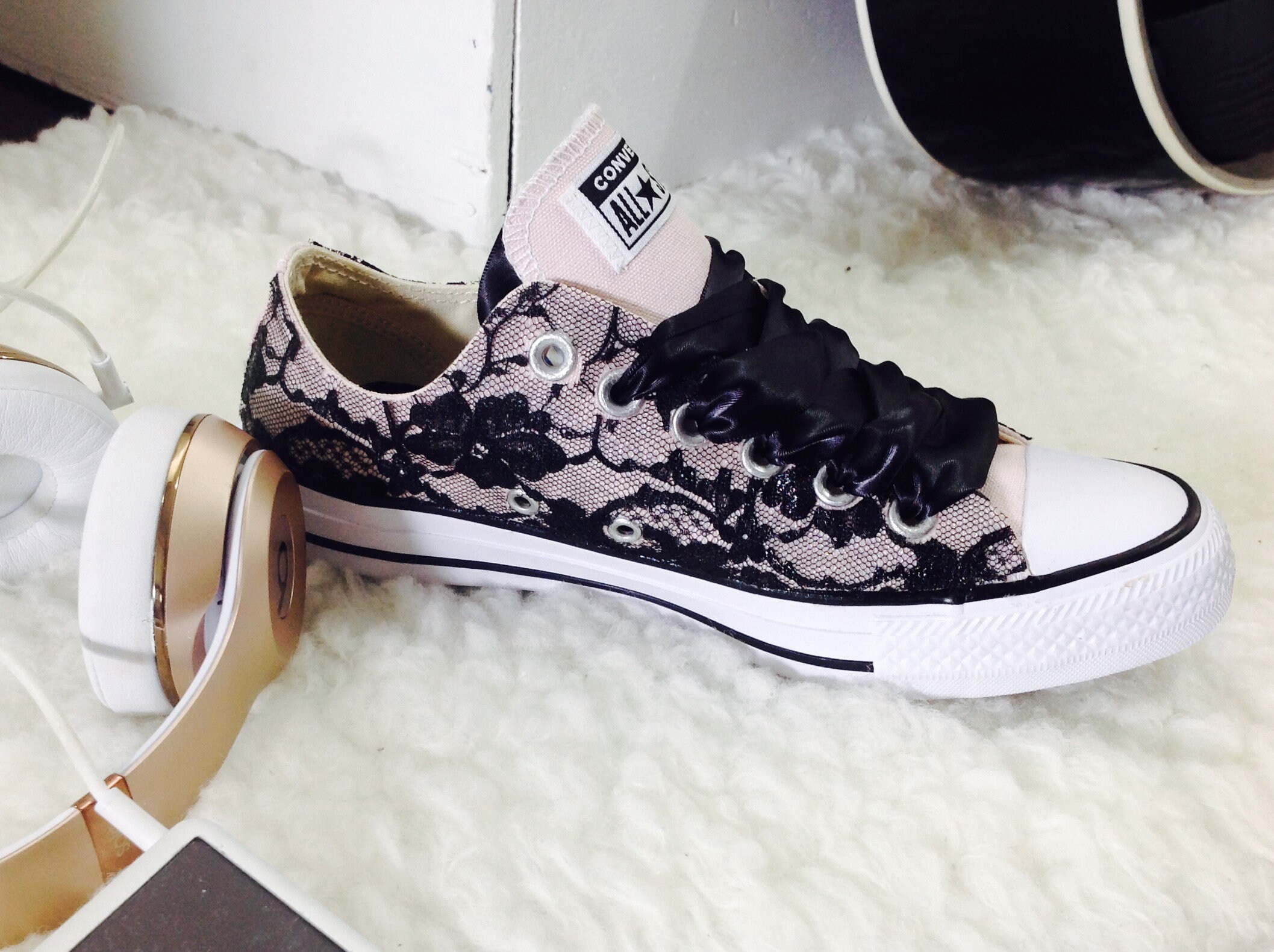 black converse with pink laces