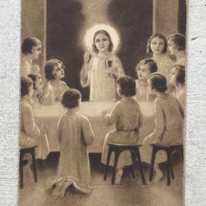 Piccola immagine antica pia proveniente dall'Italia, Gesù Bambino che dà la Comunione ai bambini, pubblicata negli anni '40