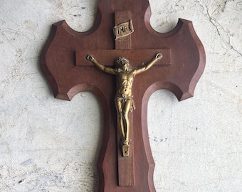 Encantador crucifijo antiguo barroco de madera sobre un pedestal, cruz antigua con un Corpus Christi de oro procedente de Francia.