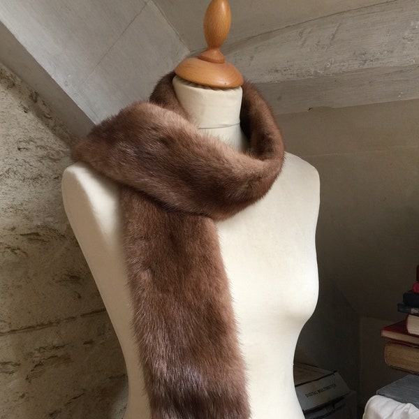 Belle fourrure de vison vintage marron clair fabriquée en France dans les années 1950, véritable longue étole en fourrure de vison de haute qualité 120 cm (3,94 pieds)