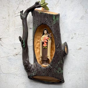 Charmig italiensk gjord hängiven souvenir från 1970-talet från Sainte Thérèse de Lisieux, statyett inuti en nisch av en trädstam av harts RefA7