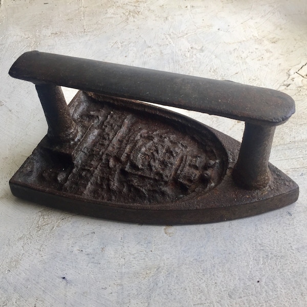 Antique rusted cast iron from France, heavy flat iron made by LE PARISIEN France in the 1900's