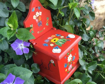 Gran salero antiguo de madera roja procedente de Francia, caja rústica de casa de campo pintada a mano y decorada con flores RefA7