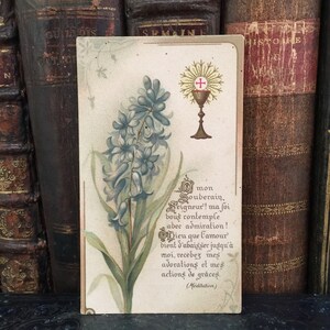 Rara imagem piedosa da França, cartão de comunhão com uma flor lilás azul, publicada em 1920