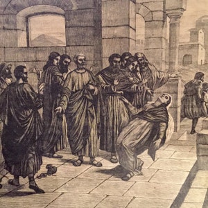 Puede incluir: Un grabado antiguo en blanco y negro representa una escena bíblica. Un grupo de figuras con túnicas rodean a una persona que cae hacia atrás. La escena se desarrolla en un edificio de piedra con columnas y arcos.