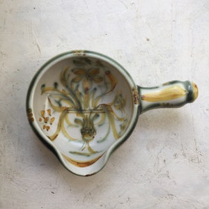 Pequeña sartén de cerámica hecha a mano de los años 60, colección Renaissance para KERALUC Quimper, G6 firmada por Michel Furic, RefA1