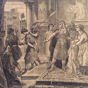 Puede incluir: Ilustración en blanco y negro de una escena histórica. Figuras con vestiduras drapeadas se reúnen en un patio. Una figura está siendo retenida, mientras que otras observan. Se ve una lanza y columnas ornamentadas.