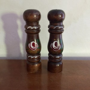 Charming vintage wooden salt and pepper shakers from France, hand painted salt & pepper containers decorated with flower patterns, RefA3