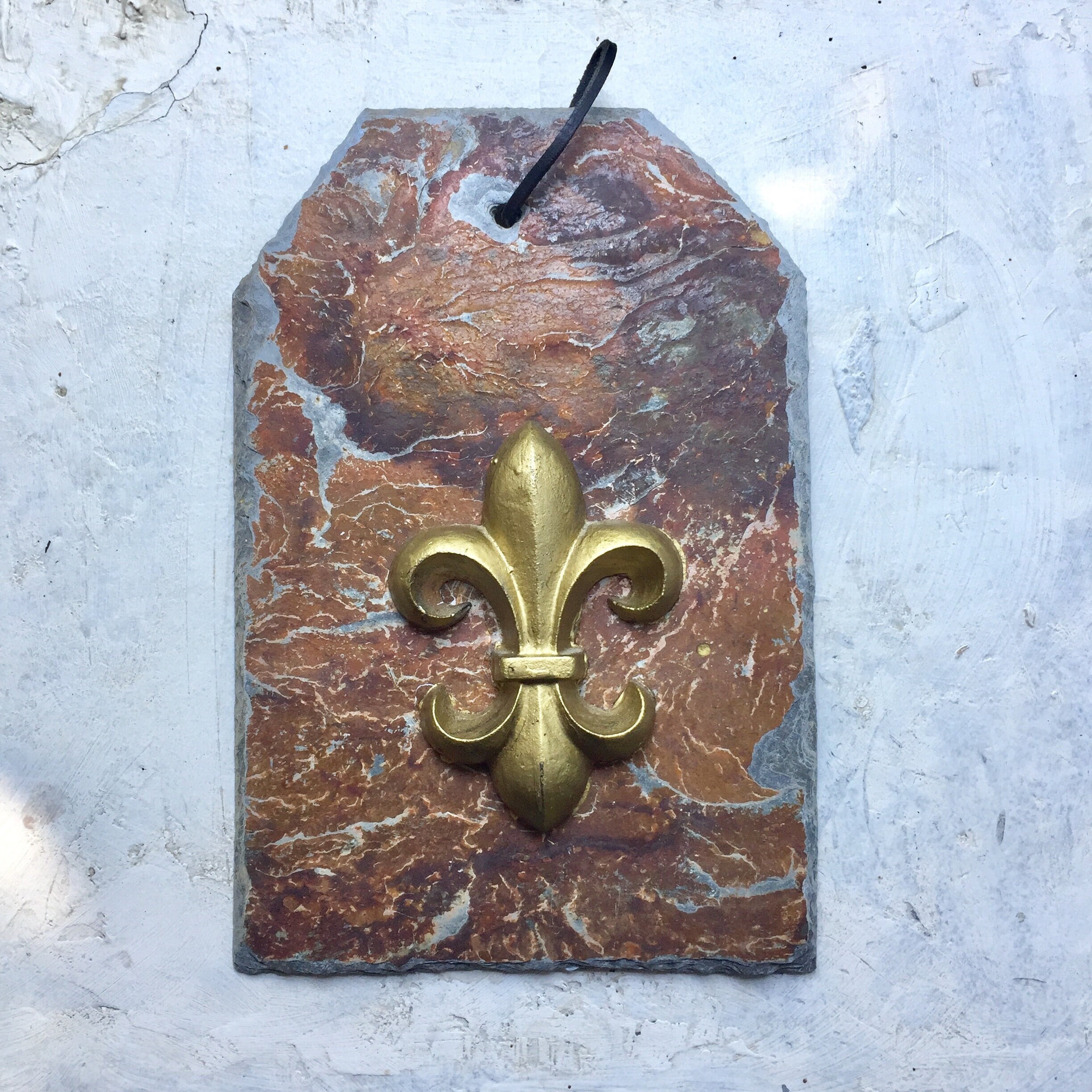 Belle Fleur de Lys Doré sur Un Grand Carreau d'ardoise France, Français Fleur Lys Symbole Royal Ardo