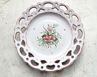 Plato decorativo vintage fabricado en Francia, pequeño plato calado decorado con flores rosas, Faiencerie Aulagnet Baratta Moustiers RefA6