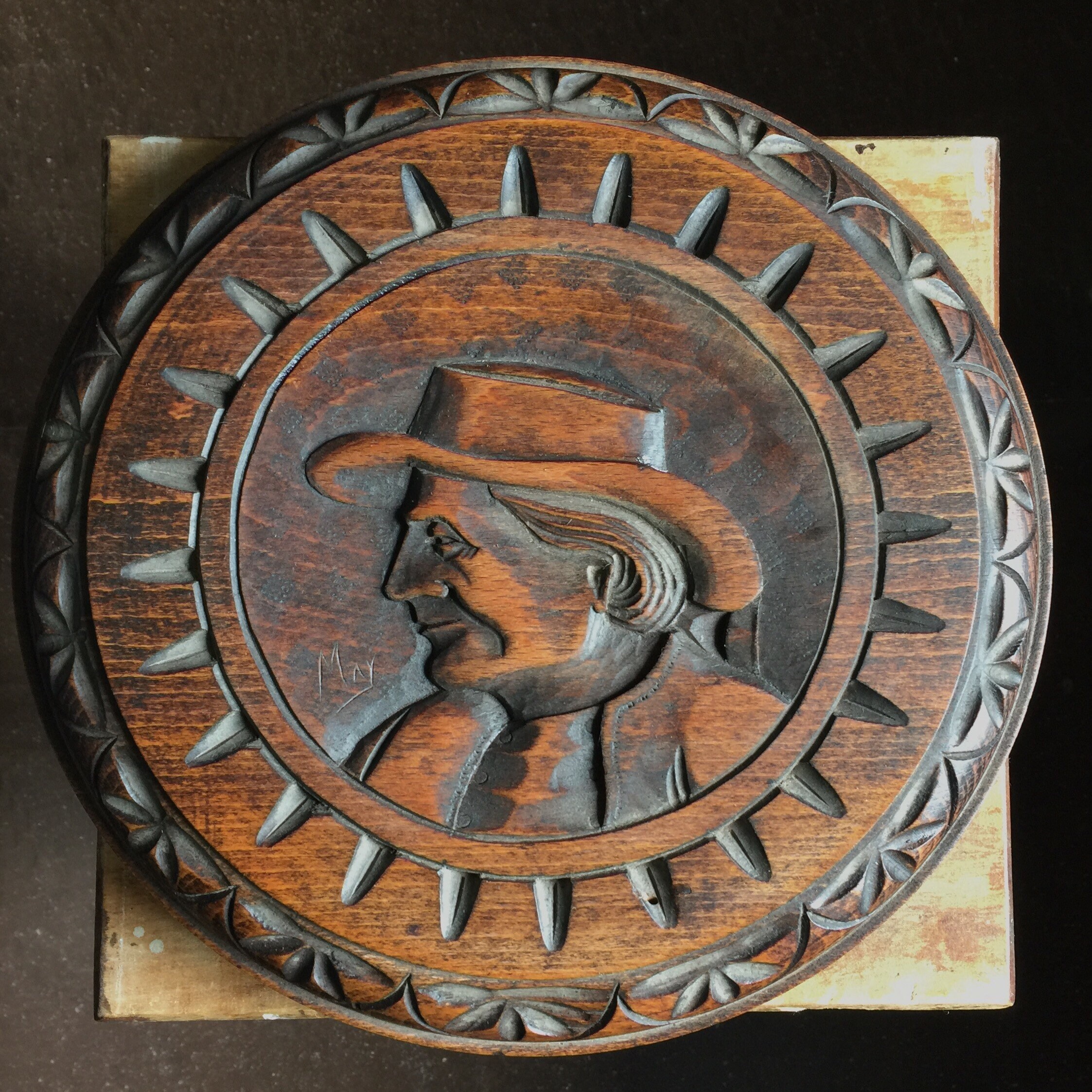 Rare Trivet Antique en Bois Lourd Des Années 50, Portrait d'un Vieil Homme Breton, Souvenir de Breta