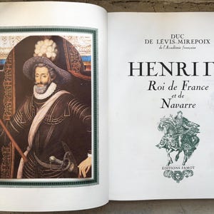 Könnte beinhalten: Ein offenes Buch mit einem Porträt von Heinrich IV., König von Frankreich und Navarra, auf der linken Seite. Die rechte Seite zeigt den Titel "HENRI IV" und den Namen des Verlags. Das Porträt ist grün umrandet.