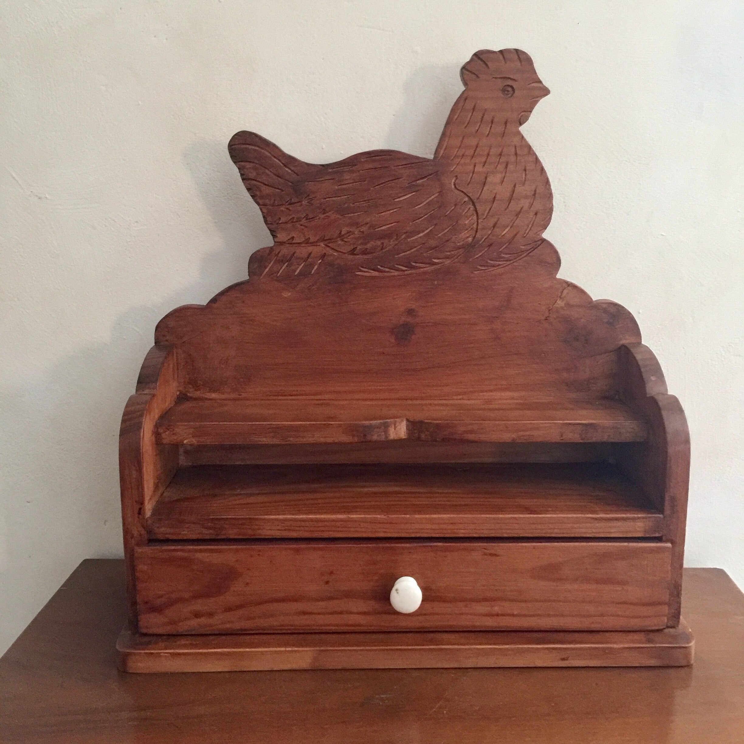 Charmant Porte-Épices en Bois Vintage de France, Petite Étagère Cuisine avec Une Sculpture Poulet su