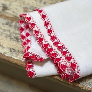 Antike Schrankstickerei hergestellt in Frankreich in den 1950er Jahren rot und weiß gestickte Regalvorhang 2,7 Meter, 2,73 Yards