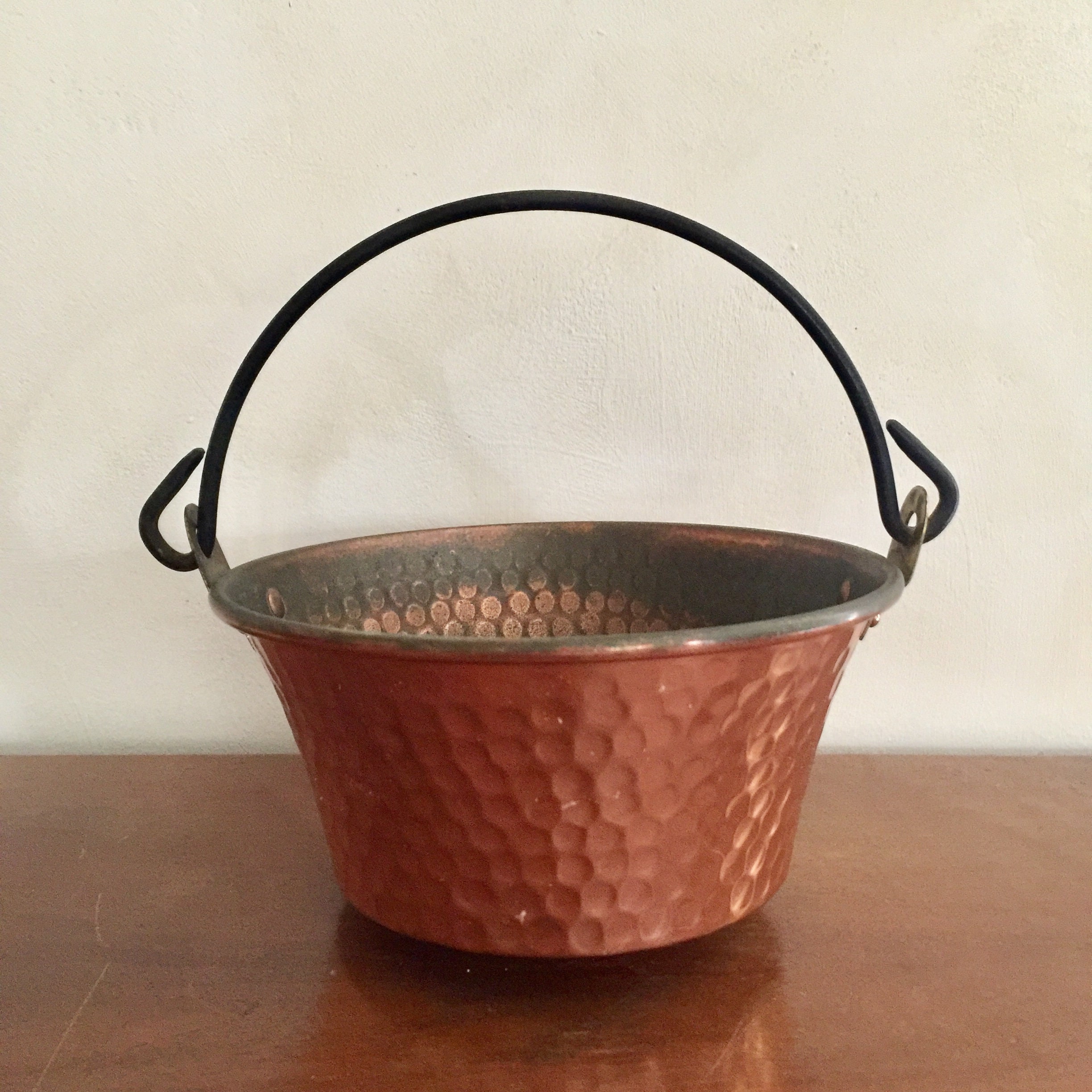 Charmant Chaudron Antique en Cuivre Martelé Fabriqué à La Main Villedieu France Dans Les Années 1960
