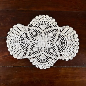 Large charming vintage French handmade crochet doily, large crocheted table runner, intricate crochet centerpiece made in the 1990&#39;s RefA7