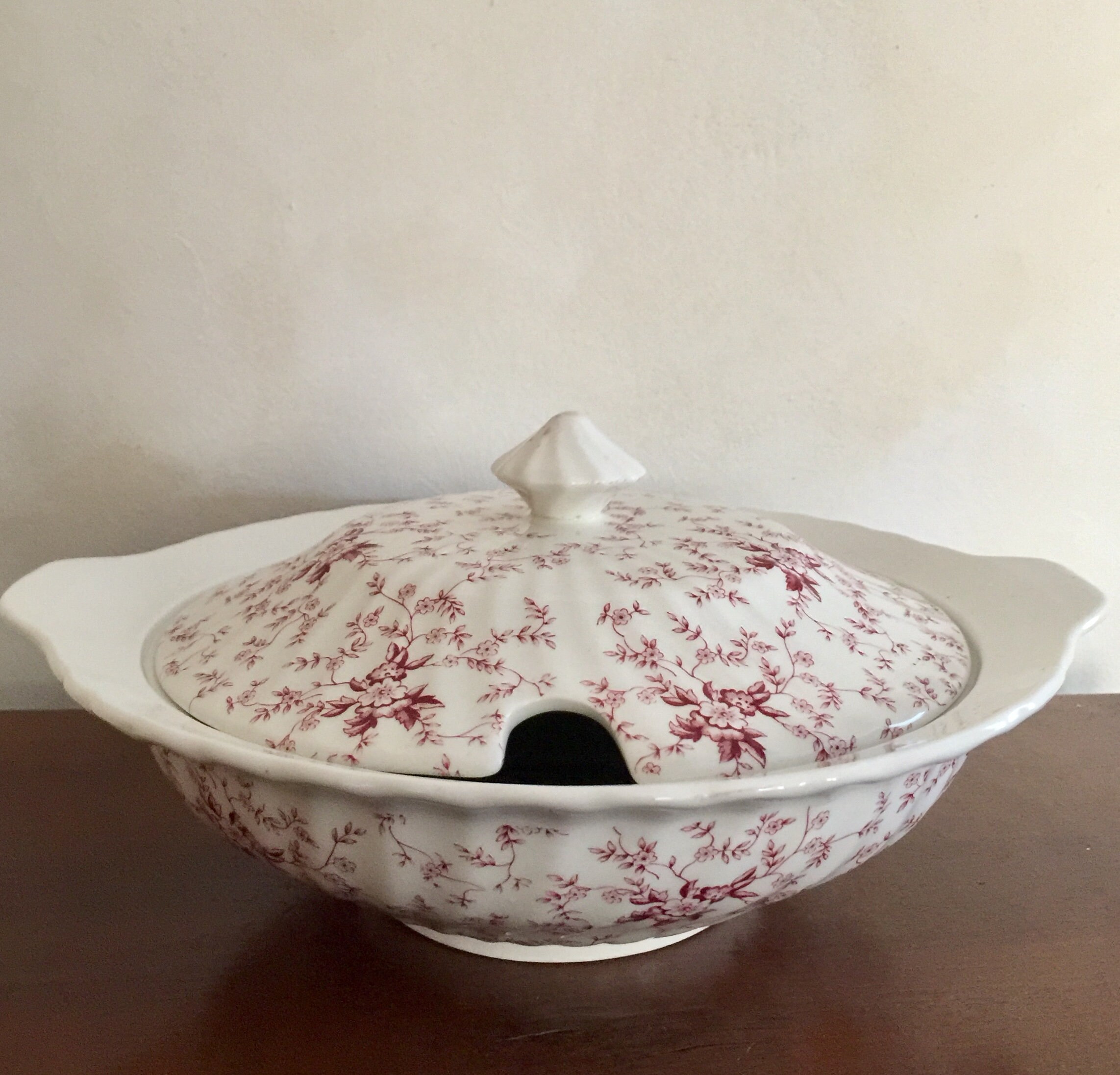 Vintage British Anchor Ironstone Tureen avec Des Motifs Floraux. Collection Victoria, Made in Englan