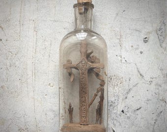 Raro ejemplar antiguo del Calvario francés en botella, fabricado en Francia en la década de 1900. Calvario en botella, crucifijo de la Pasión firmado J.H. BAYER A GRANNES.